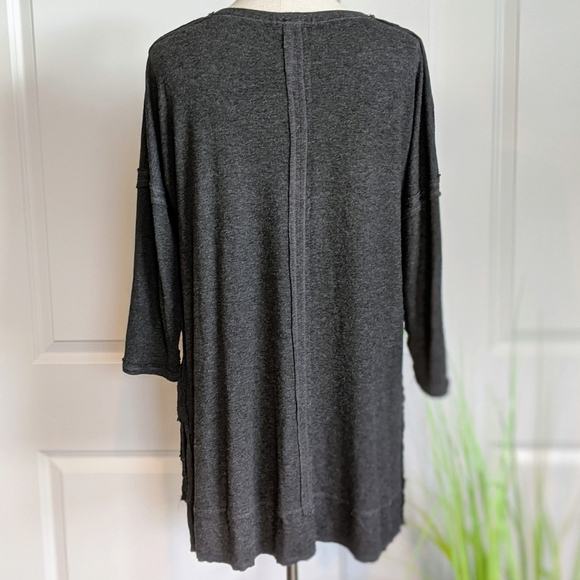 Bordeaux Tee 3/4 Sleeve Exposed Seams Round Neck High Low Hem Charcoal M NWOT - Picture 3 of 7